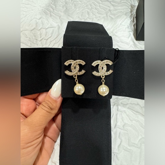 Chanel
CC earrings
worn only once
Gold, Metal - Picture 1 of 8